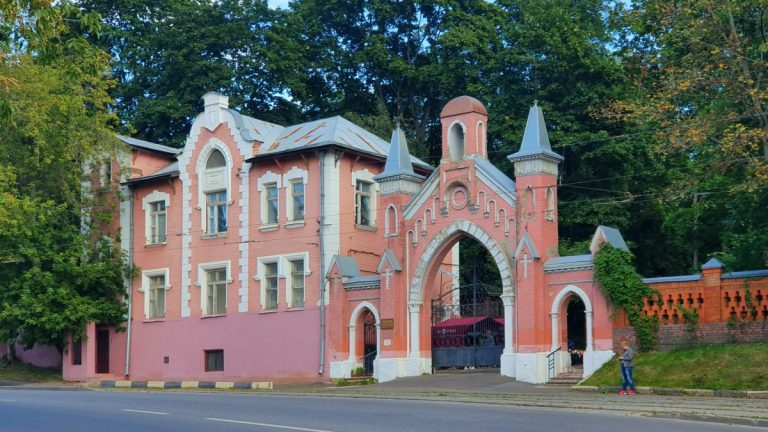 Введенское кладбище. Склепы, ангелы, часовни.