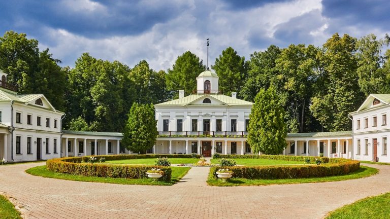 Усадьба Середниково и Солнечногорский путевой дворец