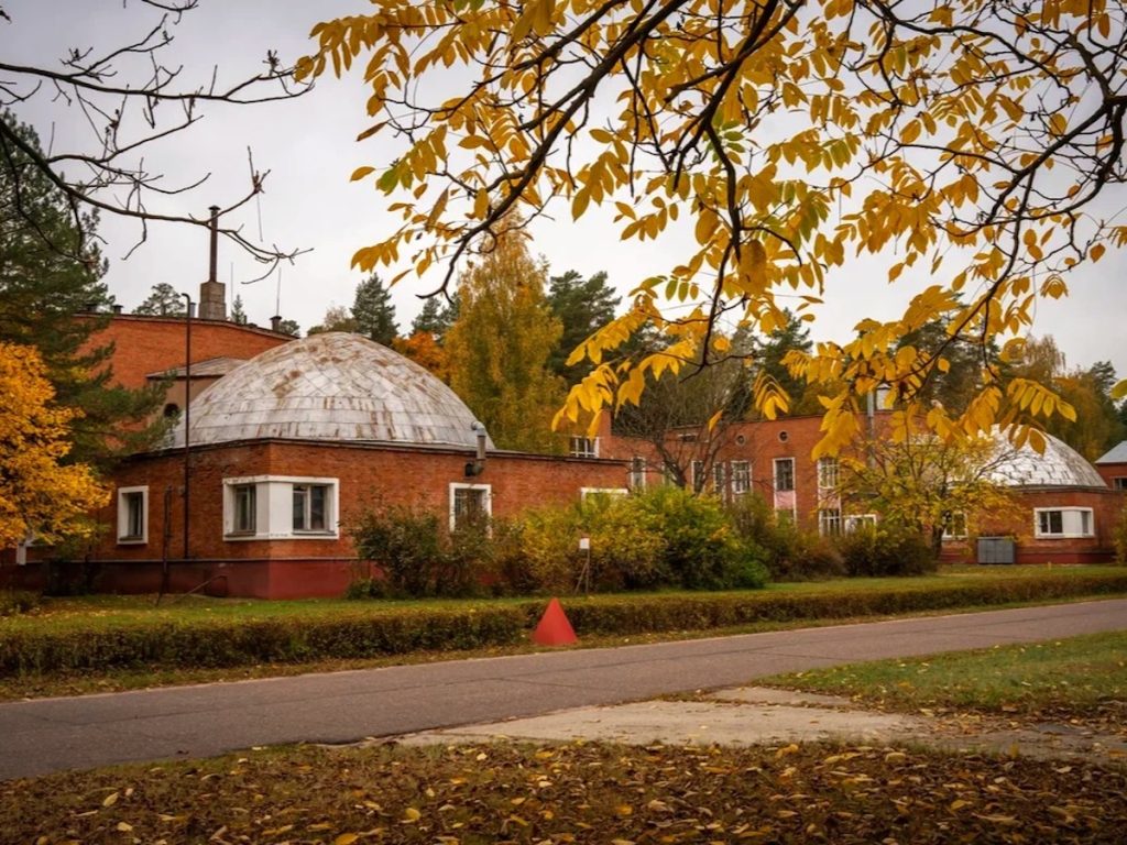 Черноголовка. Закрытые двери, странные муралы и чёрная дыра.